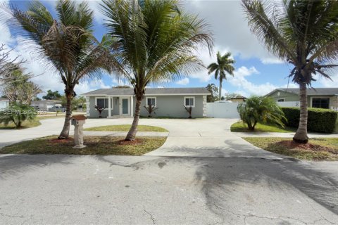 Купить виллу или дом в Хомстед, Флорида 4 спальни, 130.06м2, № 2049916 - фото 2