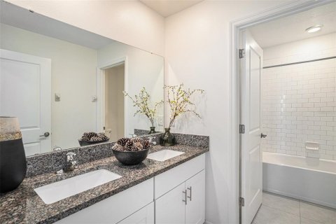 House in ABBOTT SQUARE in Zephyrhills, Florida 5 bedrooms, 221.94 sq.m. № 1796632 - photo 13