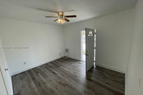 Commercial property in Miami, Florida 32.52 sq.m. № 2044097 - photo 3