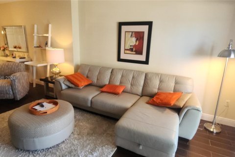 Condominio en alquiler en Hallandale Beach, Florida, 1 dormitorio, 80.82 m2 № 1930105 - foto 17