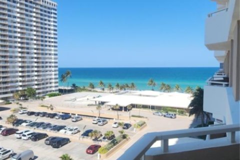 Condominio en alquiler en Hallandale Beach, Florida, 1 dormitorio, 80.82 m2 № 1930105 - foto 9