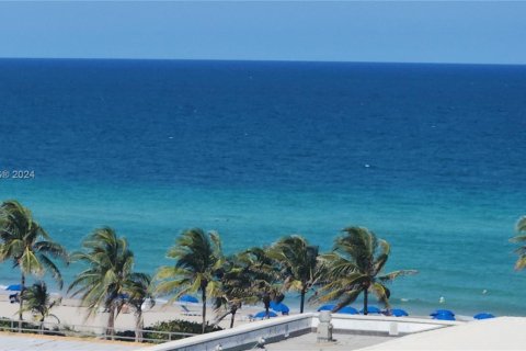 Condominio en alquiler en Hallandale Beach, Florida, 1 dormitorio, 80.82 m2 № 1930105 - foto 1