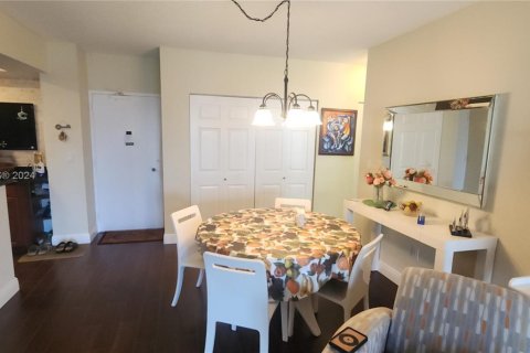 Condominio en alquiler en Hallandale Beach, Florida, 1 dormitorio, 80.82 m2 № 1930105 - foto 13