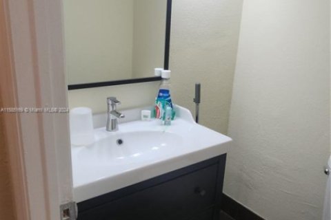 Condominio en alquiler en Hallandale Beach, Florida, 1 dormitorio, 80.82 m2 № 1930105 - foto 21