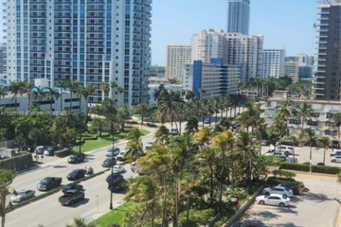 Condominio en alquiler en Hallandale Beach, Florida, 1 dormitorio, 80.82 m2 № 1930105 - foto 20