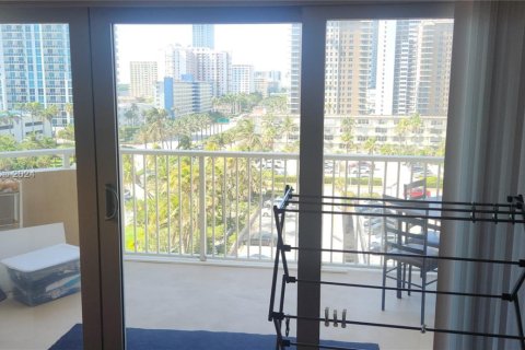 Condominio en alquiler en Hallandale Beach, Florida, 1 dormitorio, 80.82 m2 № 1930105 - foto 24