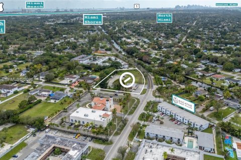 Commercial property in Miami, Florida № 2242873