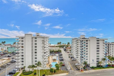 Condo in Hollywood, Florida, 2 bedrooms  № 1698942 - photo 14