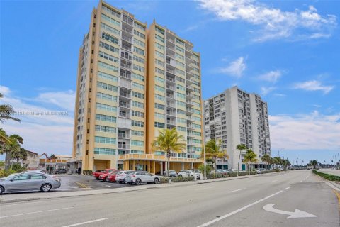 Condo in Hollywood, Florida, 2 bedrooms  № 1698942 - photo 1
