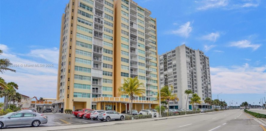 Condo in Hollywood, Florida, 2 bedrooms  № 1698942