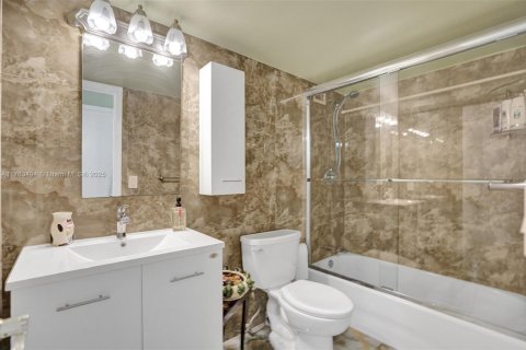 Condo in Hollywood, Florida, 2 bedrooms  № 1698942 - photo 9
