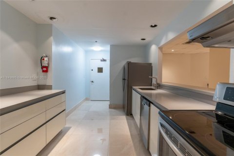 Condo in Miami, Florida, 1 bedroom  № 1839282 - photo 29