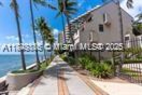 Condo in Miami, Florida, 1 bedroom  № 1839282 - photo 12