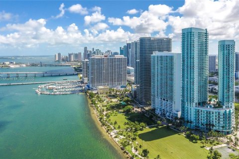 Condo in Miami, Florida, 1 bedroom  № 1888921 - photo 3