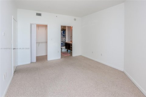 Condo in Miami, Florida, 1 bedroom  № 1888921 - photo 11