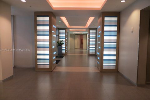 Condo in Miami, Florida, 1 bedroom  № 1888921 - photo 30
