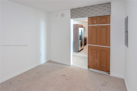Condo in Miami, Florida, 1 bedroom  № 1888921 - photo 24