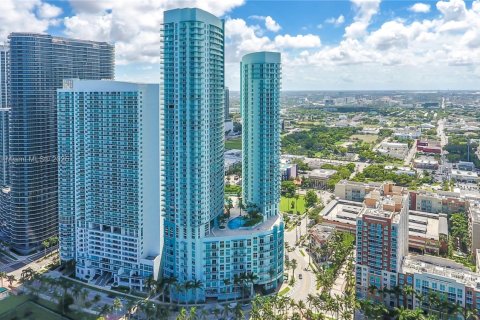 Condo in Miami, Florida, 1 bedroom  № 1888921 - photo 1