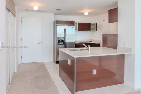 Condo in Miami, Florida, 1 bedroom  № 1888921 - photo 19