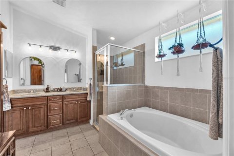 House in Fish Hawk, Florida 4 bedrooms, 188.96 sq.m. № 2117627 - photo 12