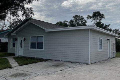 House in Winter Haven, Florida 3 bedrooms, 137.68 sq.m. № 1442951 - photo 3