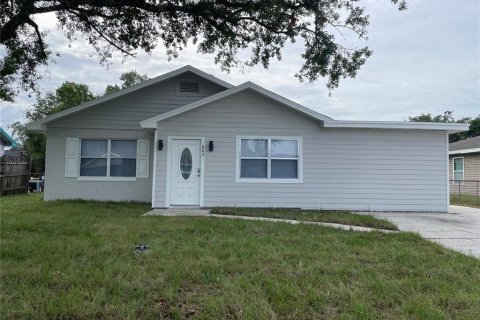 House in Winter Haven, Florida 3 bedrooms, 137.68 sq.m. № 1442951 - photo 1