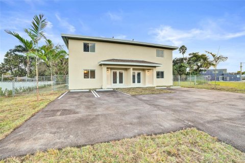 Immobilier commercial à vendre à Miami, Floride: 520.25 m2 № 2091256 - photo 2