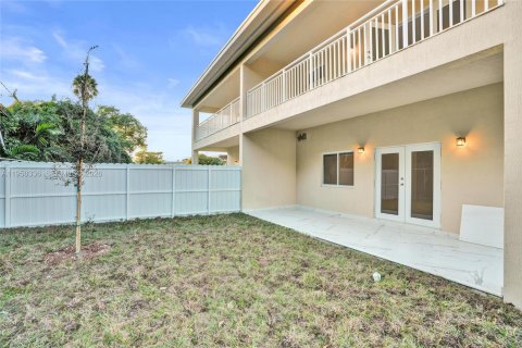Immobilier commercial à vendre à Miami, Floride: 520.25 m2 № 2091256 - photo 3