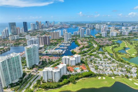 Condominio en Aventura, Florida, 2 dormitorios  № 2033967