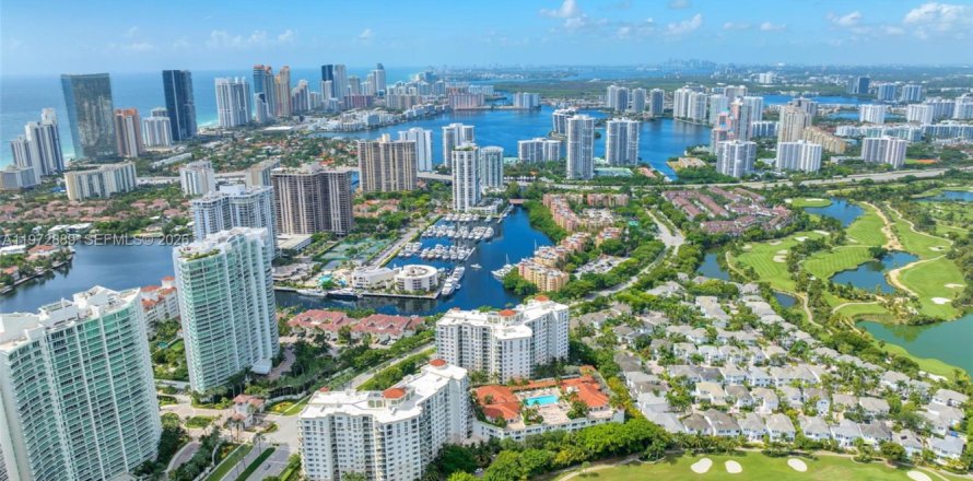 Condominio en Aventura, Florida, 2 dormitorios  № 2033967