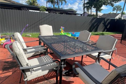 Villa ou maison à vendre à Miami, Floride: 4 chambres, 180.51 m2 № 2010849 - photo 27