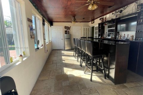 Villa ou maison à vendre à Miami, Floride: 4 chambres, 180.51 m2 № 2010849 - photo 5