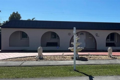 House in Miami, Florida 4 bedrooms, 180.51 sq.m. № 2010849