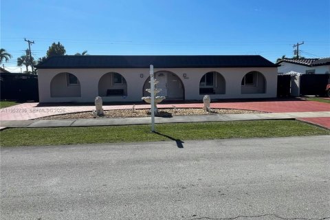 Villa ou maison à vendre à Miami, Floride: 4 chambres, 180.51 m2 № 2010849 - photo 2