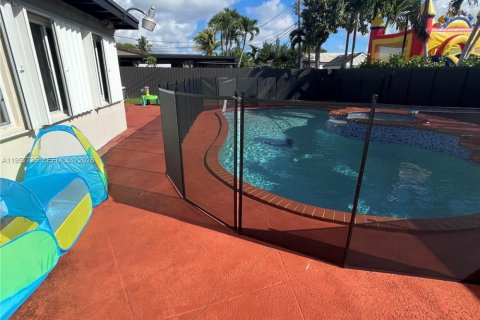 Villa ou maison à vendre à Miami, Floride: 4 chambres, 180.51 m2 № 2010849 - photo 11