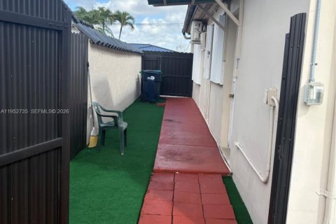 Villa ou maison à vendre à Miami, Floride: 4 chambres, 180.51 m2 № 2010849 - photo 3