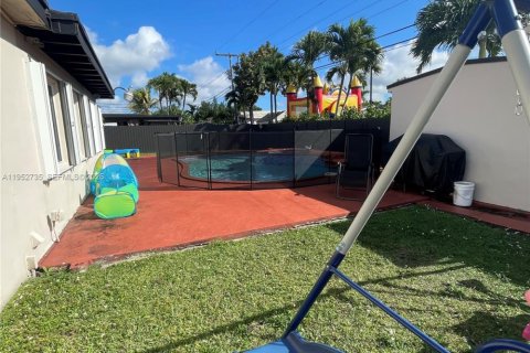 Villa ou maison à vendre à Miami, Floride: 4 chambres, 180.51 m2 № 2010849 - photo 9