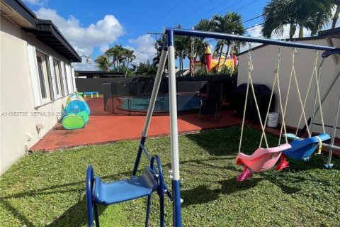 Villa ou maison à vendre à Miami, Floride: 4 chambres, 180.51 m2 № 2010849 - photo 13