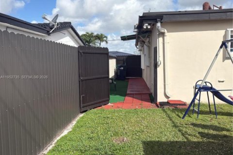 Villa ou maison à vendre à Miami, Floride: 4 chambres, 180.51 m2 № 2010849 - photo 4