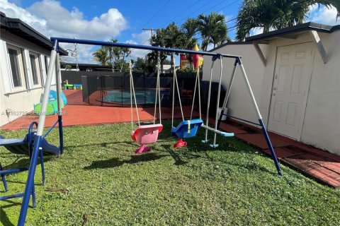 Villa ou maison à vendre à Miami, Floride: 4 chambres, 180.51 m2 № 2010849 - photo 10