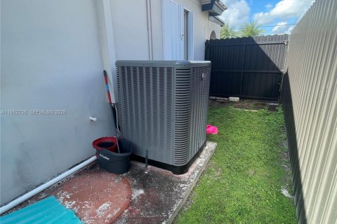 Villa ou maison à vendre à Miami, Floride: 4 chambres, 180.51 m2 № 2010849 - photo 6