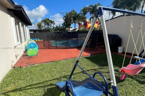 Villa ou maison à vendre à Miami, Floride: 4 chambres, 180.51 m2 № 2010849 - photo 12