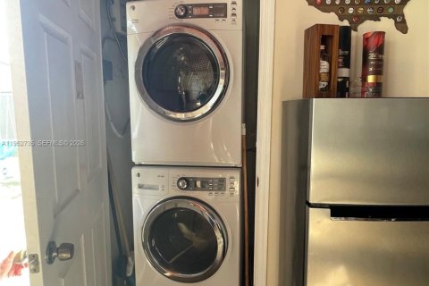 Villa ou maison à vendre à Miami, Floride: 4 chambres, 180.51 m2 № 2010849 - photo 28