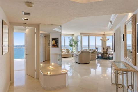 Condominio en venta en Sunny Isles Beach, Florida, 3 dormitorios, 187.66 m2 № 2032651 - foto 14