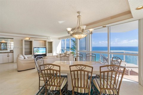Condominio en venta en Sunny Isles Beach, Florida, 3 dormitorios, 187.66 m2 № 2032651 - foto 8