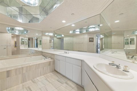 Condominio en venta en Sunny Isles Beach, Florida, 3 dormitorios, 187.66 m2 № 2032651 - foto 23