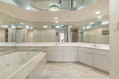 Condominio en venta en Sunny Isles Beach, Florida, 3 dormitorios, 187.66 m2 № 2032651 - foto 24