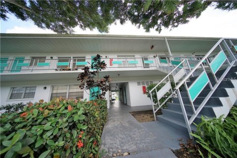 Condo in Saint Petersburg, Florida, 1 bedroom  № 1869767 - photo 1