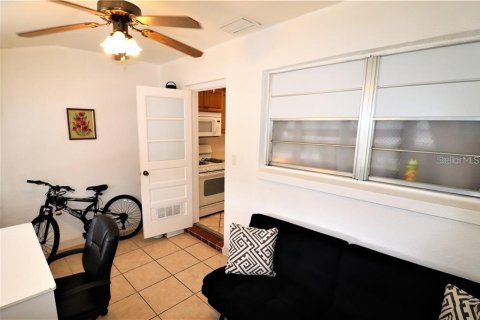 Condo in Saint Petersburg, Florida, 1 bedroom  № 1869767 - photo 10