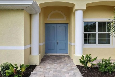 House in Punta Gorda, Florida 3 bedrooms, 173.08 sq.m. № 1854635 - photo 2